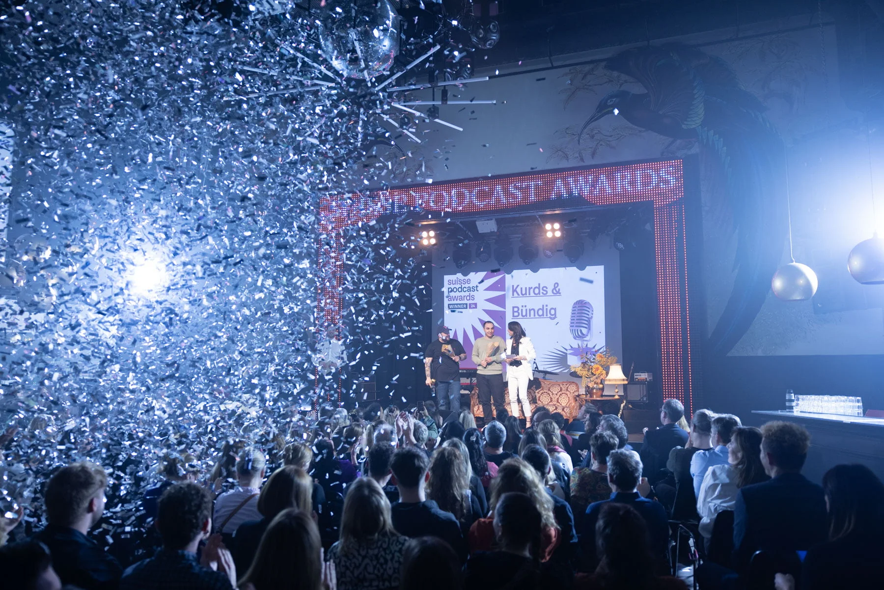«Kurds & Bündig» ist Suisse Podcast Of The Year 2024